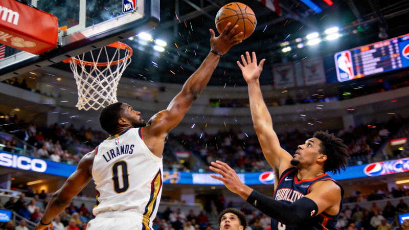 NBA赛场激烈对抗，球员飞身扣篮精彩瞬间